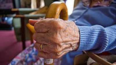 O femeie de 101 ani, externată după 10 zile de tratament contra COVID-19 - Ce simptome avea la internare